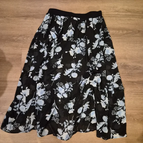 Torrid Black and White Floral A-Line Skirt - Picture 4 of 4
